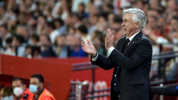 Pelatih Real Madrid Italia Carlo Ancelotti bereaksi selama pertandingan sepak bola Liga Spanyol antara Sevilla FC dan Real Madrid CF di stadion Ramon Sanchez Pizjuan di Seville pada 17 April 2022.