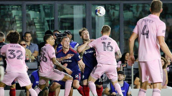 Xherdan Shaqiri dari Chicago Fire (belakang) dan Robert Taylor dari Inter Miami berebut bola selama pertandingan musim Major League Soccer (MLS) 2022 antara Chicago Fire FC dan Inter Miami CF di DRV PNK Stadium di Fort Lauderdale, Florida, 26 Februari 2022 .