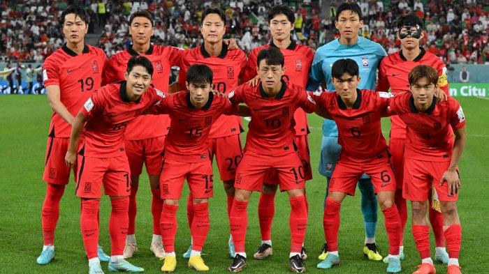 (Dari Atas-L) Bek Korea Selatan #19 Kim Young-gwon, Gelandang Korea Selatan #05 Jung Woo-young, Bek Korea Selatan #20 Kwon Kyung-won, Penyerang Korea Selatan #09 Cho Gue-sung, Penjaga gawang Korea Selatan # 01 Kim Seung-gyu, Gelandang Korea Selatan #07 Son Heung-min, Gelandang Korea Selatan #18 Lee Kang-in, Bek Korea Selatan #15 Kim Moon-hwan, Gelandang Korea Selatan #10 Lee Jae-sung, Gelandang Korea Selatan # 06 Hwang In-beom dan bek Korea Selatan #03 Kim Jin-su berpose untuk foto tim sebelum dimulainya pertandingan sepak bola Grup H Piala Dunia Qatar 2022 antara Korea Selatan dan Portugal di Stadion Education City di Al-Rayyan, sebelah barat Doha pada 2 Desember 2022.