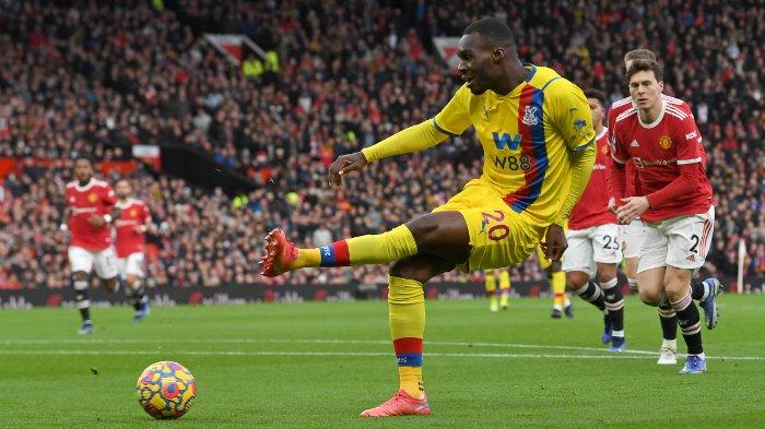 Striker Belgia kelahiran Zaire Crystal Palace Christian Benteke menembak tetapi gagal mencetak gol selama pertandingan sepak bola Liga Premier Inggris antara Manchester United dan Crystal Palace di Old Trafford di Manchester, barat laut Inggris, pada 5 Desember 2021.