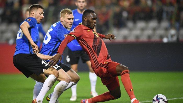 Pemain depan Belgia Christian Benteke (tengah) mencetak gol selama pertandingan sepak bola kualifikasi Piala Dunia FIFA 2022 antara Belgia dan Estonia di Stadion Baudoin King di Brussels, pada 13 November 2021.