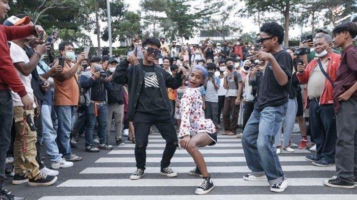 Roy (Citayam), Mami (Tanah Abang), dan Oman (Tanah Abang) memanfaatkan zebra cross untuk ajang unjuk pakaian di kawasan Dukuh Atas.