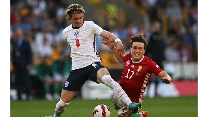 Gelandang Inggris Conor Gallagher (kiri) bersaing dengan striker Hongaria Callum Styles (kanan) selama pertandingan sepak bola Liga Bangsa-Bangsa UEFA, liga A grup 3 antara Inggris dan Hongaria di Stadion Molineux di Wolverhampton, Inggris tengah pada 14 Juni 2022.