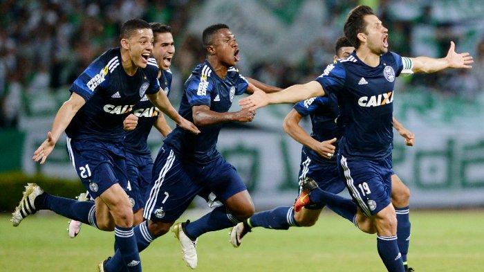 Pemain Brasil Coritiba Cesar Gonzalez (kanan), merayakan setelah mencetak gol ke gawang Kolombia Atletico Nacional selama pertandingan Copa Sudamericana mereka di stadion Atanasio Girardot di Medellin, departemen Antioquia, Kolombia, pada 26 Oktober 2016.