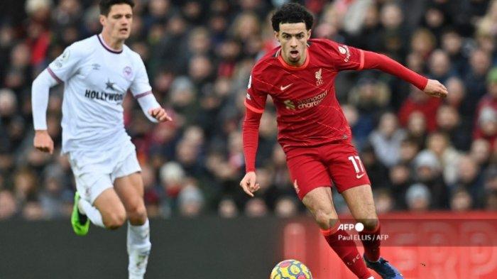 Gelandang Liverpool Inggris Curtis Jones (kanan) berlari dengan bola selama pertandingan sepak bola Liga Premier Inggris antara Liverpool dan Brentford di Anfield di Liverpool, barat laut Inggris pada 16 Januari 2022.