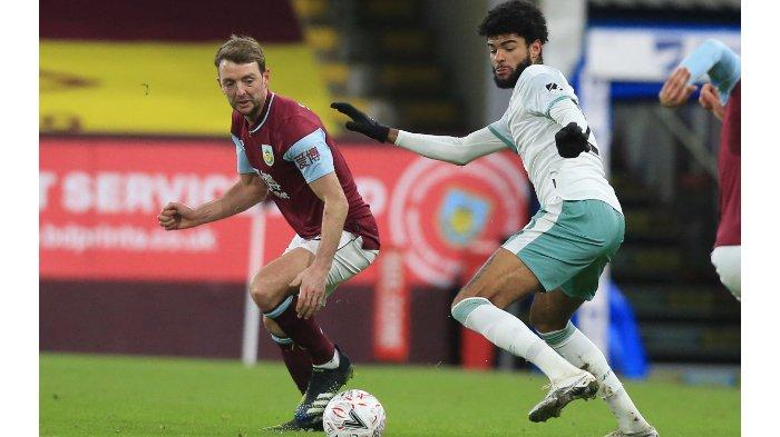 Gelandang Bournemouth asal Denmark Philip Billing (kanan) bersaing dengan gelandang Burnley asal Inggris Dale Stephens selama pertandingan sepak bola putaran kelima Piala FA Inggris antara Burnley dan Bournemouth di Turf Moor di Burnley, barat laut Inggris pada 9 Februari 2021.