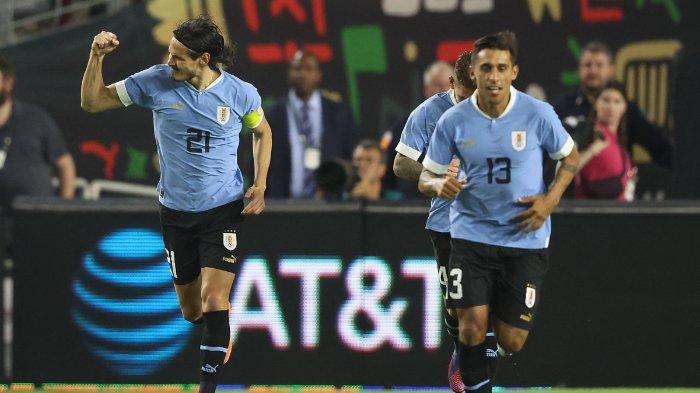 GLENDALE, ARIZONA - 02 JUNI: Edinson Cavani #21 dari Tim Uruguay merayakan dengan Damián Suárez #13 setelah mencetak gol ke gawang Tim Meksiko selama paruh kedua pertandingan persahabatan internasional di State Farm Stadium pada 02 Juni 2022 di Glendale, Arizona . Uruguay mengalahkan Meksiko 3-0.