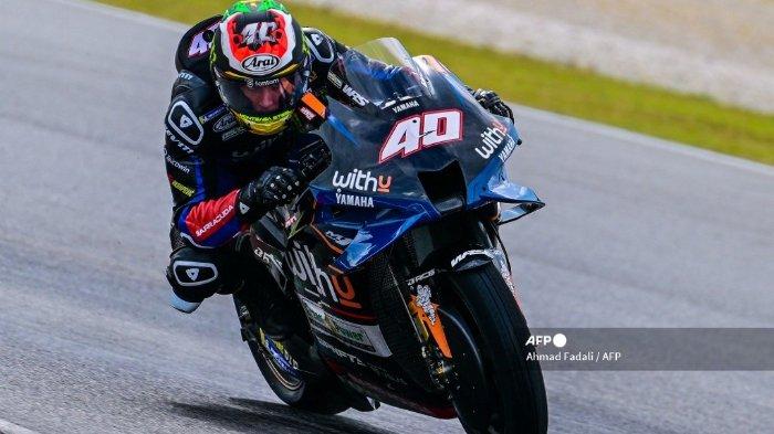 Pembalap tim S-Afrika bersama U Yamaha RNF MotoGP Darryn Binder melakukan tendangan sudut pada hari kedua tes pramusim MotoGP musim dingin di Sirkuit Internasional Sepang di Sepang pada 6 Februari 2022.