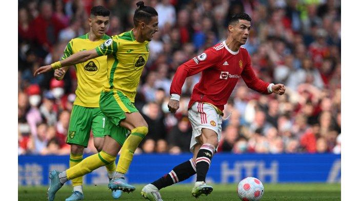 Striker Manchester United Portugal Cristiano Ronaldo (kanan) bersaing dengan bek Norwich City Yunani Dimitris Giannoulis (kiri) selama pertandingan sepak bola Liga Premier Inggris antara Manchester United dan Norwich City di Old Trafford di Manchester, barat laut Inggris, pada 16 April 2022.