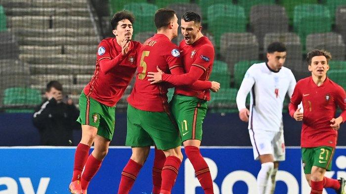 Bek kanan Portugal Diogo Dalot (2L) dan penyerang tengah Portugal Dany Mota (3L) merayakan setelah mencetak gol selama pertandingan sepak bola Grup D Kejuaraan U-21 Eropa UEFA 2021 antara Portugal dan Inggris di stadion Stozice di Ljubljana, pada 28 Maret 2021.