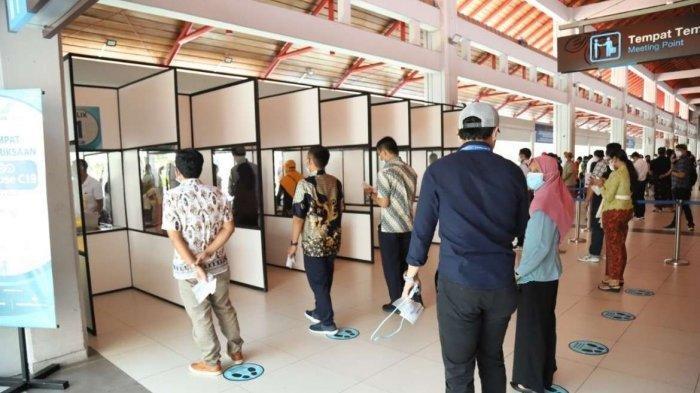 Sejumlah penumpang pesawat sedang antre untuk tes GeNose C19 di bandara I Gusti Ngurah Rai, Bali.