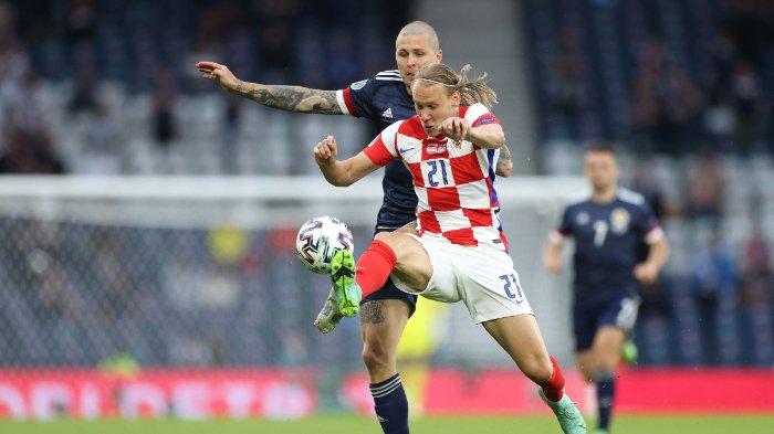 Bek Kroasia Domagoj Vida (kanan) berebut bola dengan penyerang Skotlandia Lyndon Dykes pada pertandingan sepak bola Grup D UEFA EURO 2020 antara Kroasia dan Skotlandia di Hampden Park di Glasgow pada 22 Juni 2021.