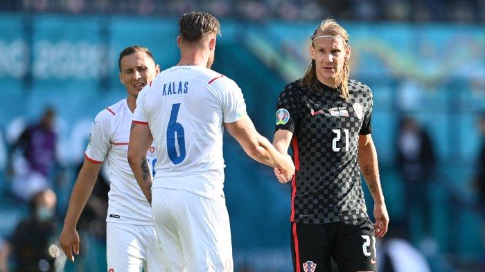 Bek Republik Ceko Tomas Kalas (kiri) menyapa bek Kroasia Domagoj Vida setelah hasil imbang mereka dalam pertandingan sepak bola Grup D UEFA EURO 2020 antara Kroasia dan Republik Ceko di Hampden Park di Glasgow pada 18 Juni 2021.