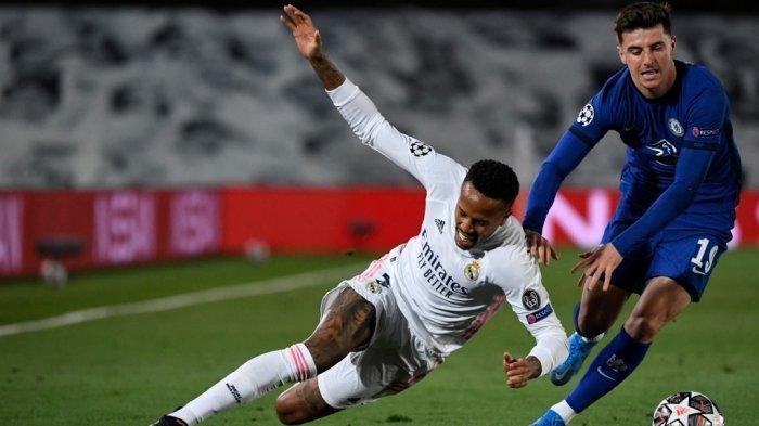 Eder Militao (kiri) dan Mason Mount di leg pertama semifinal Liga Champions Real Madrid vs Chelsea di stadion Alfredo di Stefano di Valdebebas, di pinggiran Madrid, pada April 27, 2021.
