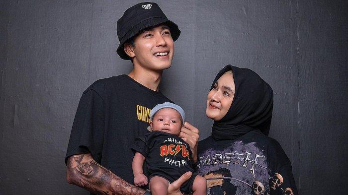 Evan Marvino bersama istri dan anaknya.