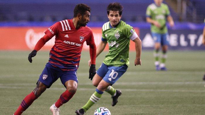 Thiago Santos dari FC Dallas mengontrol bola melawan Nicolas Lodeiro dari Seattle Sounders di babak pertama selama pertandingan Semifinal Wilayah Barat mereka di Lumen Field pada 01 Desember 2020 di Seattle, Washington.