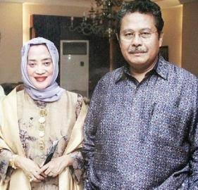 Fahmi Idris dan almh istrnya
