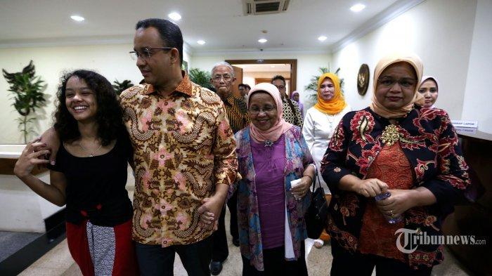Fery Farhati bersama Anies Baswedan, Mutiara Annisa Baswedan dalam acara perpisahan dengan pegawai Kementerian Pendidikan dan Kebudayaan, Jakarta, Rabu (27/7/2016).