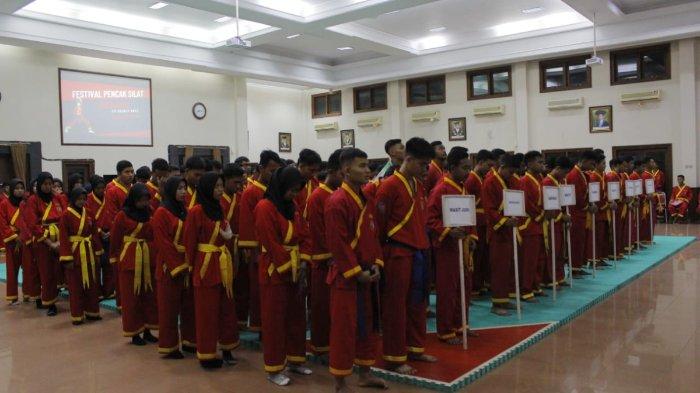 Para peserta Festival Pencak Silat berbaris rapi sebelum dimulainya pertandingan.