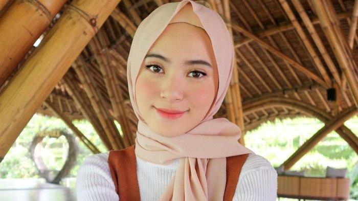 Foto Vivi Novika menggunakan hijab