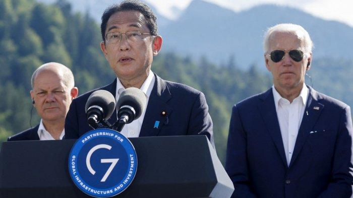 Perdana Menteri Jepang Fumio Kishida (tengah) berbicara pada konferensi pers di samping Kanselir Jerman Olaf Scholz (kiri) dan Presiden AS Joe Biden selama KTT G7 di Kastil Elmau, Jerman selatan, pada 26 Juni 2022.