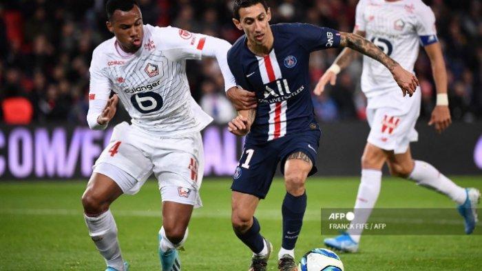 Bek Lille asal Brasil Gabriel dos Santos Magalhaes (kiri) bersaing dengan gelandang Paris Saint-Germain Argentina Angel Di Maria selama pertandingan sepak bola L1 Prancis antara Paris Saint-Germain (PSG) dan Lille (LOSC) pada 22 November 2019 di Parc des Princes di Paris.