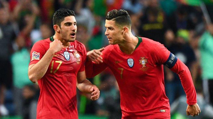 Pemain depan Portugal Goncalo Guedes merayakan dengan pemain depan Portugal Cristiano Ronaldo (kanan) setelah mencetak gol selama pertandingan sepak bola final UEFA Nations League antara Portugal dan Belanda di Stadion Dragao di Porto pada 9 Juni 2019.