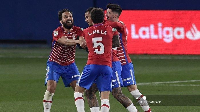 Granada's plauyers celebrate after Granada's Brazilian midfielder Kenedy scored during the Spanish league football match Villarreal CF against Granada FC at La Ceramica stadium in Vila-real on January 20, 2021.