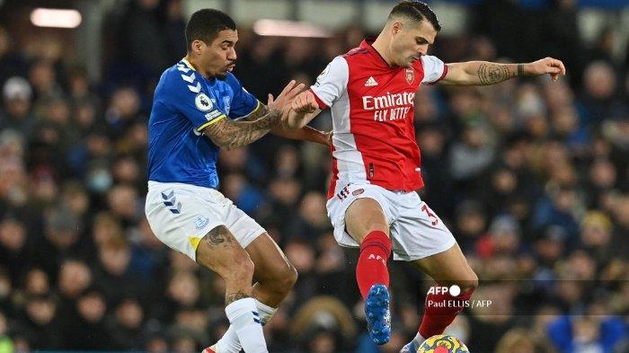 Gelandang Everton asal Brasil, Allan (kiri) bersaing dengan gelandang Arsenal asal Swiss Granit Xhaka (kanan) selama pertandingan sepak bola Liga Premier Inggris antara Everton dan Arsenal di Goodison Park di Liverpool, Inggris barat laut pada 6 Desember 2021.