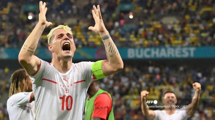 Gelandang Swiss Granit Xhaka merayakan setelah memenangkan pertandingan sepak bola babak 16 besar UEFA EURO 2020 antara Prancis dan Swiss di National Arena di Bucharest pada 28 Juni 2021.