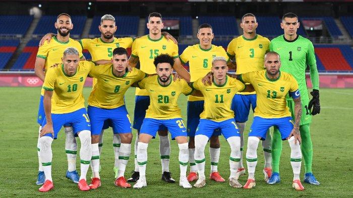 (Dari L, Depan) Penyerang Brazil Richarlison, Gelandang Brazil Bruno Guimaraes, Gelandang Brazil Claudinho, Penyerang Brazil Antony, Bek Brazil Dani Alves (Dari L, Belakang) Penyerang Brazil Matheus Cunha, Gelandang Brazil Douglas Luiz, Bek Brazil Marcilio Nino, Bek Brazil Guilherme Arana, bek Brasil Diego Carlos dan kiper Brasil Aderbar Santos berpose untuk foto tim sebelum pertandingan sepak bola putaran pertama grup D putra Olimpiade Tokyo 2020 antara Brasil dan Jerman di Stadion Internasional Yokohama di Yokohama pada 22 Juli,