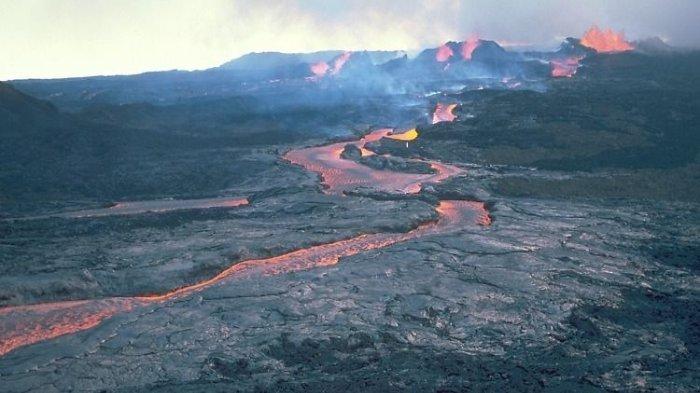 Gunung berapi Mauna Loa Hawaii kembali meletus untuk pertama kalinya setelah 40 tahun. Gunung berapi ini meletus dengan tipe lahar atau lava mengalir ke permukaan bumi.