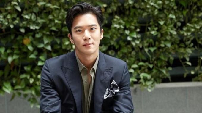 Ha-Seok-Jin2.jpg