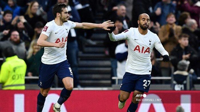 Gelandang Tottenham Hotspur Inggris Harry Winks (kiri) merayakan dengan gelandang Tottenham Hotspur Brasil Lucas Moura setelah mencetak gol penyama kedudukan selama pertandingan sepak bola putaran ketiga Piala FA antara Tottenham Hotspur dan Morecambe di Stadion Tottenham Hotspur di London, pada 9 Januari 2022.