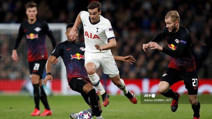Gelandang RB Leipzig Austria Konrad Laimer (kanan) bersaing dengan gelandang Tottenham Hotspur Inggris Harry Winks selama pertandingan leg pertama babak 16 besar Liga Champions UEFA antara Tottenham Hotspur dan RB Leipzig di Stadion Tottenham Hotspur di London utara, pada 19 Februari 2020.