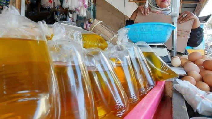 Ilustrasi minyak goreng curah. Sejumlah pedagang di Pasar Bulu Kota Semarang, Jawa Tengah takut kehilangan pelanggan jika KTP dan PeduliLindungi dijadikan syarat untuk membeli minyak goreng curah.