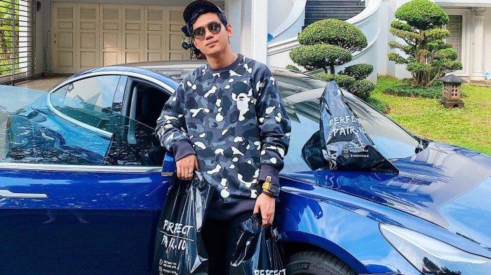 Indra Kenz dan mobil Tesla miliknya
