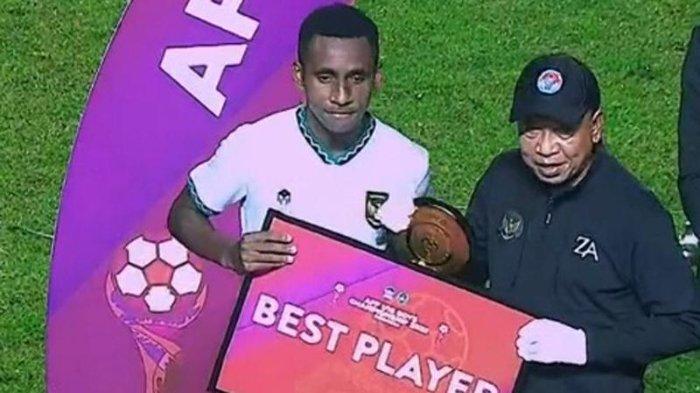 Kapten Timnas Indonesia U-16 Muhammad Iqbal Gwijangge mendapat predikat Pemain Terbaik pada ajang Piala AFF U-16 2022.