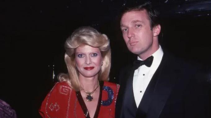 Ivana Trump dengan Donald Trump di New York pada tahun 1982. Pasangan itu adalah tokoh terkemuka dalam masyarakat Manhattan selama tahun 1980-an.
