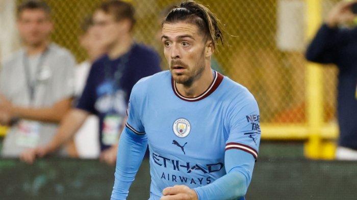 Gelandang Manchester City Inggris Jack Grealish mengontrol bola selama pertandingan persahabatan internasional antara Manchester City dan FC Bayern Munich di Lambeau Field di Green Bay, Wisconsin, pada 23 Juli 2022.