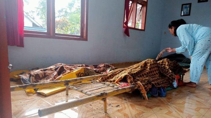 Jenazah Salamah (70) dan Rumini (28) saat akan dikebumikan. Salamah (70) dan anaknya, Rumini (28) yang merupakan warga Desa Curah Kobokan, Kecamatan Candipuro, Lumajang, Jawa Timur, adalah beberapa di antaranya dari korban jiwa akibat erupsi Gungun Semeru pada Sabtu (4/12/2021) sekira pukul 15.00 WIB.