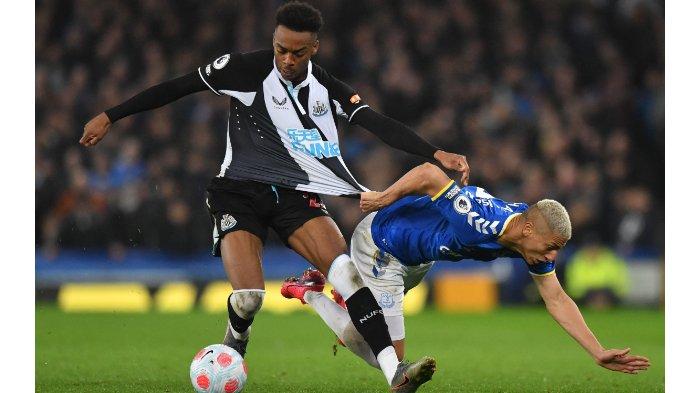 Gelandang Newcastle United Inggris Joe Willock (kiri) bersaing dengan striker Everton asal Brasil Richarlison (kanan) selama pertandingan sepak bola Liga Premier Inggris antara Everton dan Newcastle United di Goodison Park di Liverpool, Inggris barat laut pada 17 Maret 2022.