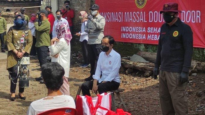 Jokowi langsung memasuki perkampungan Dukuh Ngledok, Desa Segaran, Kecamatan Delanggu, Klaten, Jawa Tengah, untuk menyaksikan vaksinasi COVID-19 bagi warga yang dilaksanakan secara door to door, Senin (13/9/2021).