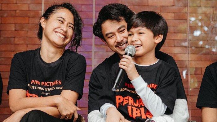Jordan Omar (tengah) bersama para pemain Perjamuan Iblis