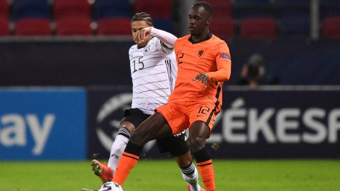 Bek Jerman Ismail Jakobs (kiri) dan bek Belanda Jordan Teze berebut bola selama pertandingan sepak bola penyisihan grup UEFA Under21 Championship Jerman vs Belanda di Szekesfehervar, pada 27 Maret 2021.