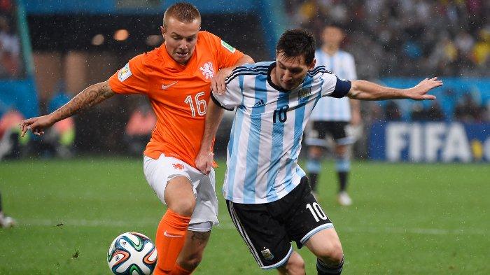 Gelandang Belanda Jordy Clasie (kiri) dan penyerang sekaligus kapten Argentina Lionel Messi berebut bola dalam pertandingan sepak bola semi final antara Belanda dan Argentina di Piala Dunia FIFA di The Corinthians Arena di Sao Paulo pada 9 Juli 2014. FOTO AFP / ANDERSEN GANJIL