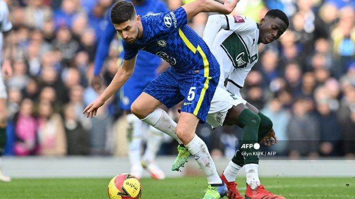 Gelandang Chelsea asal Italia Jorginho (kiri) bersaing dengan gelandang Plymouth Bissau-Guinea Panutche Camara (kanan) selama pertandingan sepak bola putaran keempat Piala FA Inggris antara Chelsea dan Plymouth Argyle di Stamford Bridge di London pada 5 Februari 2022.