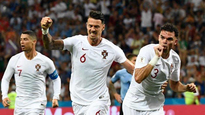 Bek Portugal Pepe (kanan) melakukan selebrasi dengan bek Portugal Jose Fonte (tengah) setelah mencetak gol penyeimbang pada pertandingan sepak bola babak 16 besar Piala Dunia 2018 Rusia antara Uruguay dan Portugal di Stadion Fisht di Sochi pada 30 Juni 2018.
