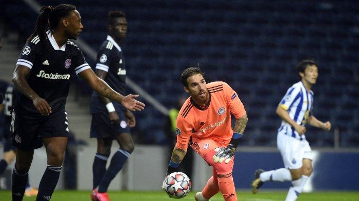 Penjaga gawang Olympiakos asal Portugal Jose Sa melempar bola selama pertandingan sepak bola grup C Liga Champions UEFA antara FC Porto dan Olympiakos, di stadion Dragao di Porto pada 27 Oktober 2020.