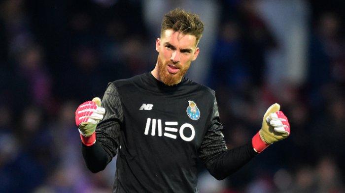 Penjaga gawang Portugal Jose Sa merayakan di akhir pertandingan sepak bola liga Portugal antara GD Chaves dan FC Porto di Municipal Eng. Stadion Manuel Branco Teixeira di Chaves pada 11 Februari 2018.